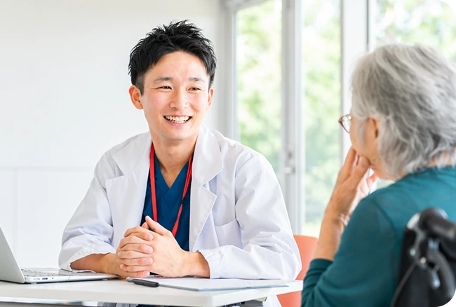 医師が患者さまと向き合って相談している様子