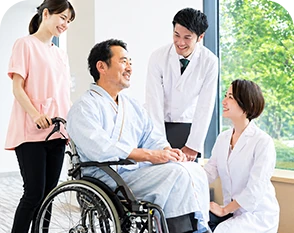 医療スタッフが患者さまを囲んで話している様子