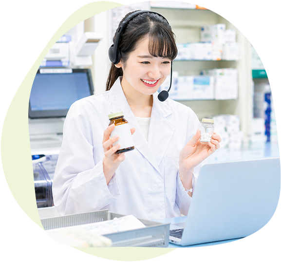 ヘッドセットをつけた医療スタッフが案内している様子